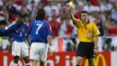 Wasit asal Jerman ini pemegang jumlah terbanyak dalam memimpin pertandingan di Liga Jerman, bahkan ia mendapatkan penghargaan Best Referee of the Year sebanyak 3 kali. (Foto: AFP/Adrian Dennis)