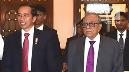 Presiden Joko Widodo bergandengan tangan saat disambut Presiden Bangladesh Abdul Hamid saat melakukan pertemuan bilateral di Credential Hall, Bangabhan Presidential Palace (27/1). (Liputan6.com/Pool/Rusman Biro Pers Setpres)