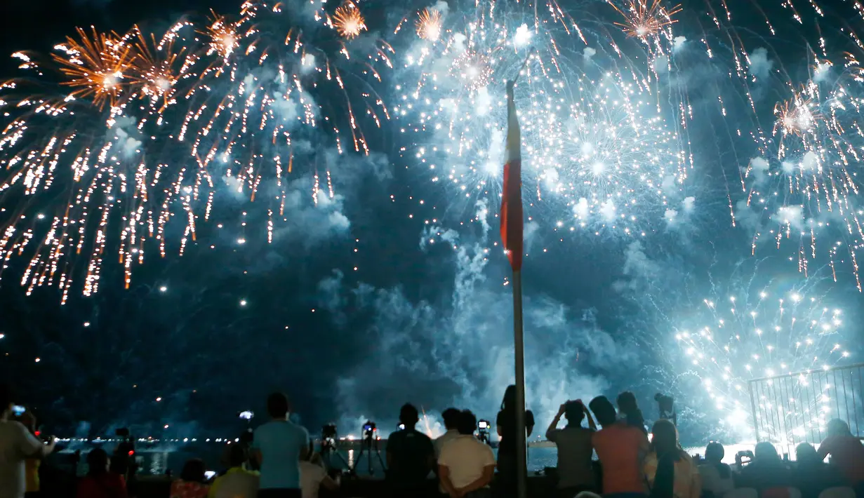 Penonton menyaksikan pertunjukan kembang api Alessi Fuochi Artificiali asal Italia pada Kompetisi Pyromusical Internasional di Manila, Filipina, Sabtu (10/3). Acara yang menarik ribuan wisatawan tersebut sudah memasuki tahun ke-9. (AP/Bullit Marquez)