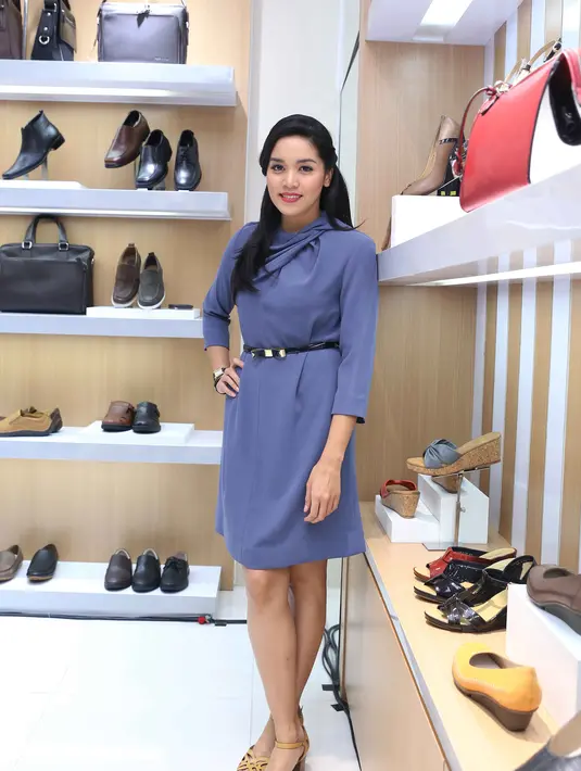 Sepatu merupakan salah satu benda yang digemari banyak wanita, karena modelnya yang bervariasi dan juga selalu bertambah pilihan model sepatu. Terkecuali bagi pebalap wanita  Alexandra Asmasoebrata. (Nurwahyunan/Bintang.com)