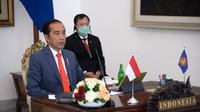 Presiden Joko Widodo (kiri) didampingi Menteri Kesehatan Terawan Agus Putranto saat KTT ASEAN Khusus Tentang COVID-19 secara virtual dari Istana Kepresidenan Bogor, Selasa (14/4/2020). Jokowi mengajak negara-negara ASEAN bersinergi melawan COVID-19. (Foto: Lukas - Biro Pers Sekretariat Presiden)
