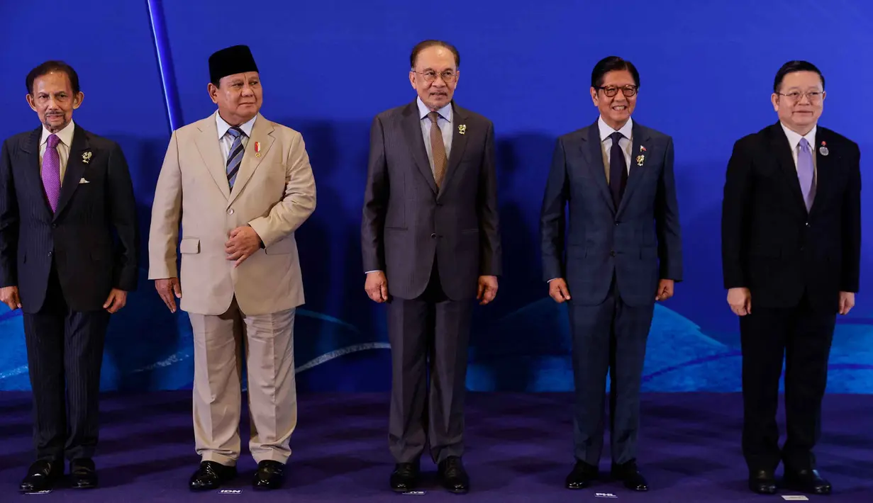 Kunjungan ini merupakan langkah strategis Indonesia dalam memperkuat peran di kawasan Asia Tenggara serta merumuskan kebijakan bersama menghadapi tantangan global. Tampak dalam foto, Sultan Brunei Hassanal Bolkiah, Presiden Indonesia Prabowo Subianto, Perdana Menteri Malaysia Anwar Ibrahim, Presiden Filipina Ferdinand Marcos Jr., dan Sekretaris Jenderal ASEAN Kao Kim Hourn (dari kiri ke kanan) berfoto bersama dalam KTT Khusus Brunei Darussalam-Indonesia-Malaysia-Filipina Kawasan Pertumbuhan ASEAN Timur (BIMP-EAGA) di sela-sela KTT ke-48 Perhimpunan Bangsa-Bangsa Asia Tenggara (ASEAN) di Cebu, Filipina, Kamis 7 Mei 2026. (Rolex DELA PENA/POOL/AFP)