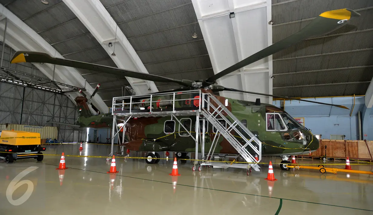 Helikopter AW 101 saat ini berada di hanggar TNI AU Pangkalan Udara Halim Perdanakusuma, Jakarta, Kamis (9/2). Hingga kini belum ada proses serah terima lantaran menunggu hasil investigasi yang dilakukan TNI AU (Liputan6.com/ Widodo S. Jusuf/Pool)