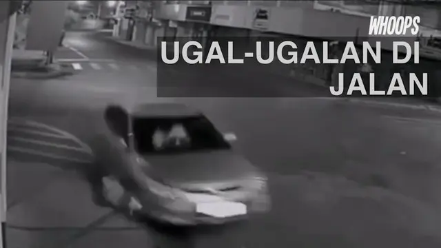 Bukannya marah, sang pria malah mencoba menolong sang pengemudi.