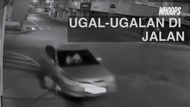 WHOOPS: Pria Ini Nyaris Tewas Ditabrak Mobil Ugal-ugalan