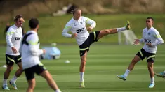 (kiri ke kanan) Pemain Manchester City Jack Grealish, Erling Haaland, dan Phil Foden saat sesi latihan di tempat latihan Manchester City di Manchester, Inggris, 13 September 2022. Manchester City akan menghadapi Borussia Dortmund pada pertandingan sepak bola Grup G Liga Champions. (Lindsey Parnaby/AFP)