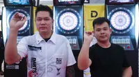 Pasangan Tirta Suparjo dan Irwanto berhasil keluar sebagai juara kategori soft-tip open flight blind double dalam ajang Darts National Competition 2025 Series 05 di FX Sudirman, Senayan, Jakarta, pada Minggu (19/10/2025). (Bola.com/M. Iqbal Ichsan)