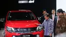 Wakil Presiden, Jusuf Kalla melihat lihat produk salah satu mobil yang dipamerkan di Indonesia Internasional Motor Show (IIMS) 2017 di Jakarta, Kamis (27/4). IIMS 2017 akan berlangsung hingga 7 Mei 2017. (Liputan6.com/Helmi Fithriansyah)