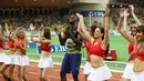 Pelari Usain Bolt melakukan selebrasi menari bersama wanita-wanita cantik di Stadium Louis II, Monaco, (21/7). Usain Bolt asal Jamaika menjuarai kejuaaran atletik lari 100m Diamond League. (AFP Photo/Yann Coatsaliou)