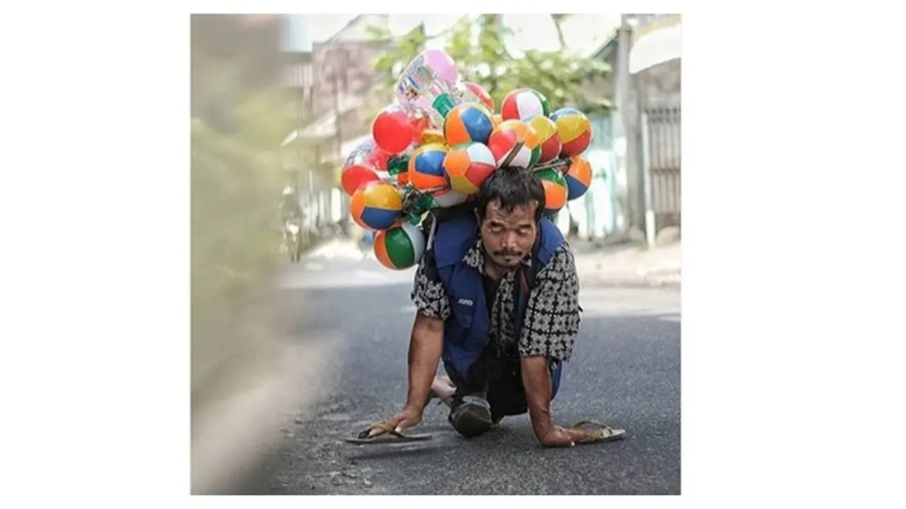 Memiliki Keterbatasan Fisik, Sosok Penjual Balon Keliling Ini Bikin Haru