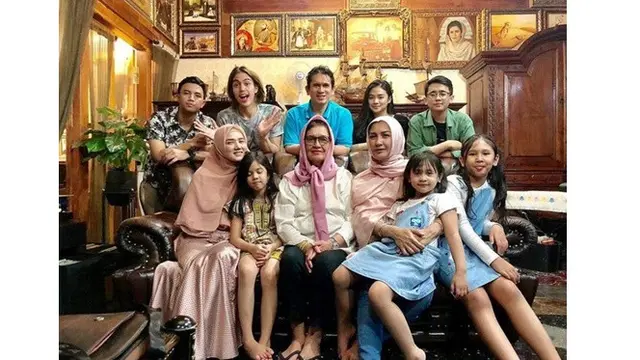 6 Gaya Trendi Joyce Theresia, Ibunda Ahmad Dhani yang Keturunan Jerman