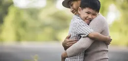 Sikap empati dapat membentuk anak menjadi individu yang penuh kasih dan tanggung jawab secara sosial. (Foto/dok: Freepik/jcomp)