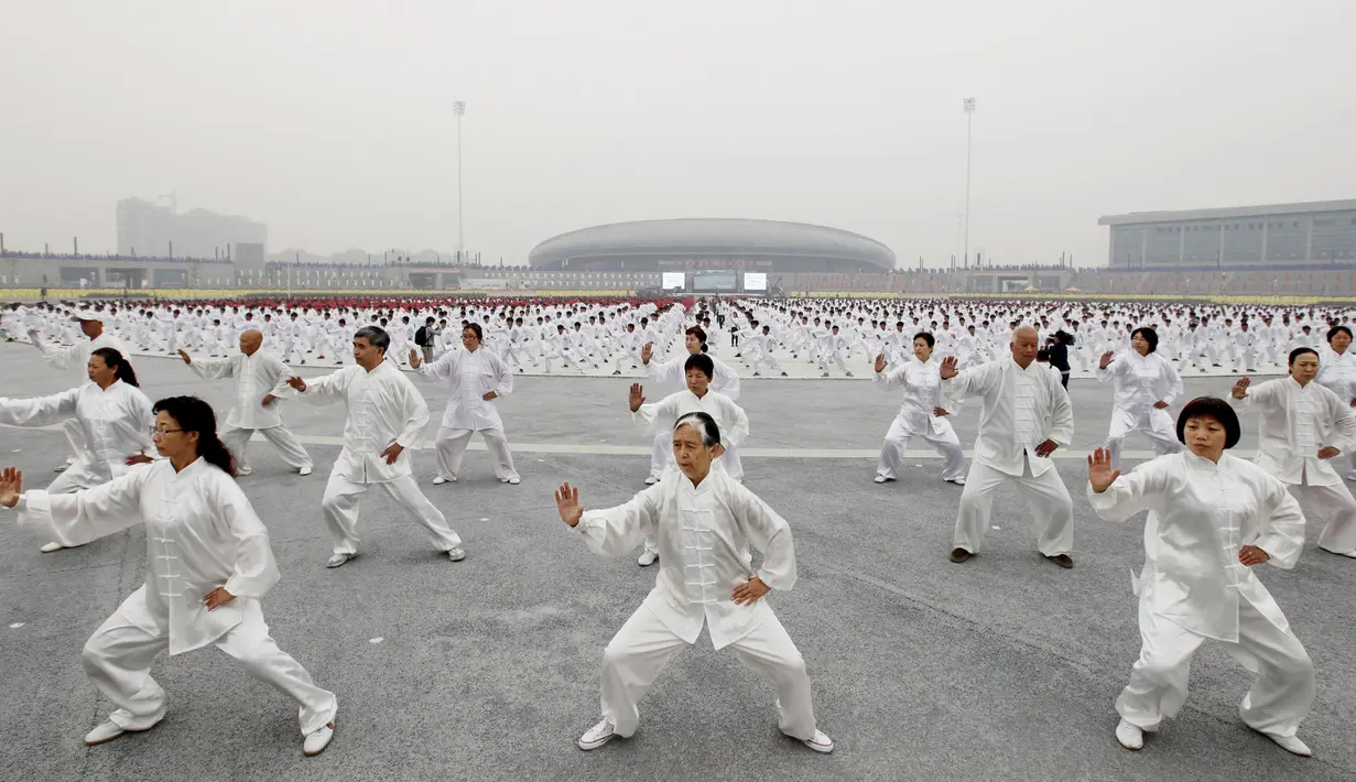 Tampak beberapa orang tua juga ikut serta dalam pertunjukan bela diri Taichi di salah satu lapangan sekolah di Provinsi Henan, Cina, Minggu (18/10/2015). 50.000 warga Cina ikut serta dalam pertunjukan ini. (REUTERS/Stringer)