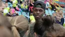 Usain Bolt dikerubutin para pelari cilik saat berkunjung ke track lari di Prague, Bolt datang ke Republik Ceska guna mengikuti pertemuan Golden Spike di Ostrava,Republik Ceska.    (18/5/2016). (AFP/Michal Cizek)