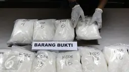 Barang bukti sabu sebanyak 20 kg lebih yang berhasil diamankan Badan Narkotika Nasional (BNN), Jakarta, Kamis (8/10/2015). BNN berhasil menggagalkan upaya penyeludupan sabu jaringan Surabaya-Jakarta. (Liputan6.com/Yoppy Renato)