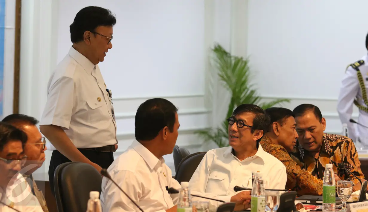 Sejumlah menteri berbincang di sela rapat terbatas di Istana, Jakarta, Rabu (29/3). Dalam rapat itu Jokowi juga menyampaikan terima kasih atas kerja keras jajarannya sehingga EODB Indonesia meningkat dalam setahun terakhir. (Liputan6.com/Angga Yuniar)