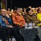 BJ Habibie (kedua kanan) saat menghadiri pembukaan Rapimnas Partai Golkar 2016 di Jakarta, Sabtu (23/1/2016). Rapimnas digelar setelah Mahkamah Partai merekomendasikan penyelesaian konflik lewat Munas. (Liputan6.com/Helmi Fithriansyah)