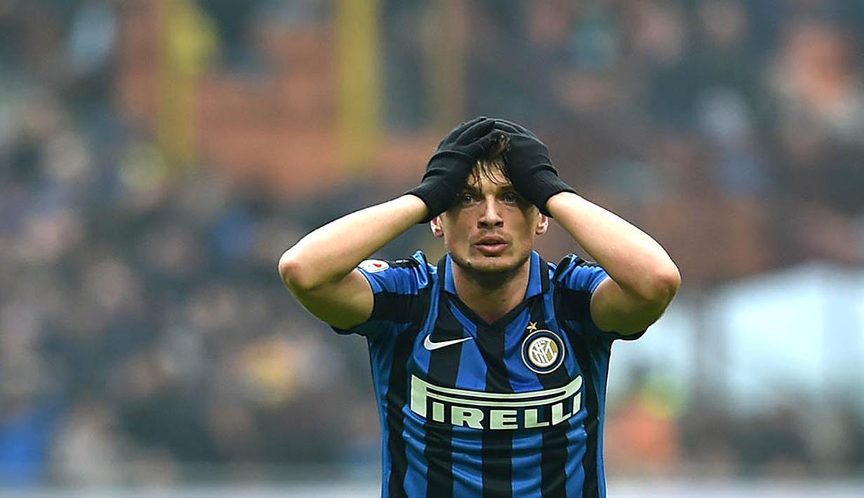 Penyerang Inter Milan, Adam Ljajic, tampak kecewa usai takluk dari Sassuolo 0-1 pada laga Serie A di Stadion San Siro, Italia, Minggu (10/1/2016). Gol tunggal Sassuolo dicetak melalui penalti pada menit ke-90+5. (AFP/Alberto Pizzoli)