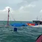 Proses evakuasi ABK Kapal KM Lintang Timur Samudera yang karam di Selat Malaka oleh nelayan. (Liputan6.com/Istimewa)