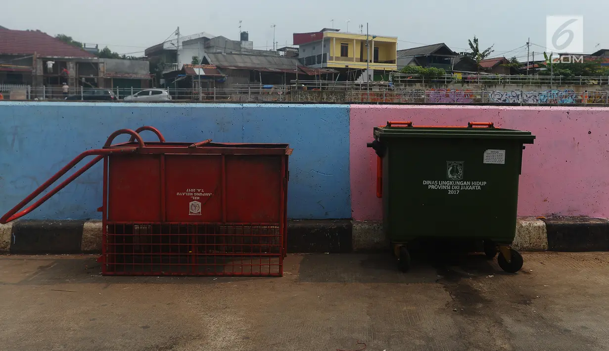 Tong sampah asal Jerman terlihat di kawasan Kampung Pulo, Jakarta, Selasa (5/6). Pengadaan tong sampah asal Jerman oleh Dinas Lingkungan Hidup DKI Jakarta ini menjadi viral di media sosial. (Merdeka.com/Imam Buhori)