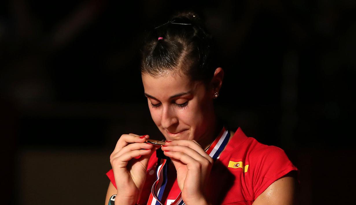 Ini adalah medali emas juara dunia yang kedua bagi Carolina Marin setelah 2014. Minggu (16/8/2015). (Bola.com/Arief Bagus)
