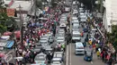 Suasana kemacetan lalu lintas di kawasan Tanah Abang, Jakarta, Senin (27/6). H-9 menjelang Idul Fitri 1437 H, Pusat perbelanjaan Tanah Abang semakin dipadati pengunjung yang ingin membeli kebutuhan lebaran terutama pakaian. (Liputan6.com/Gempur M Surya)