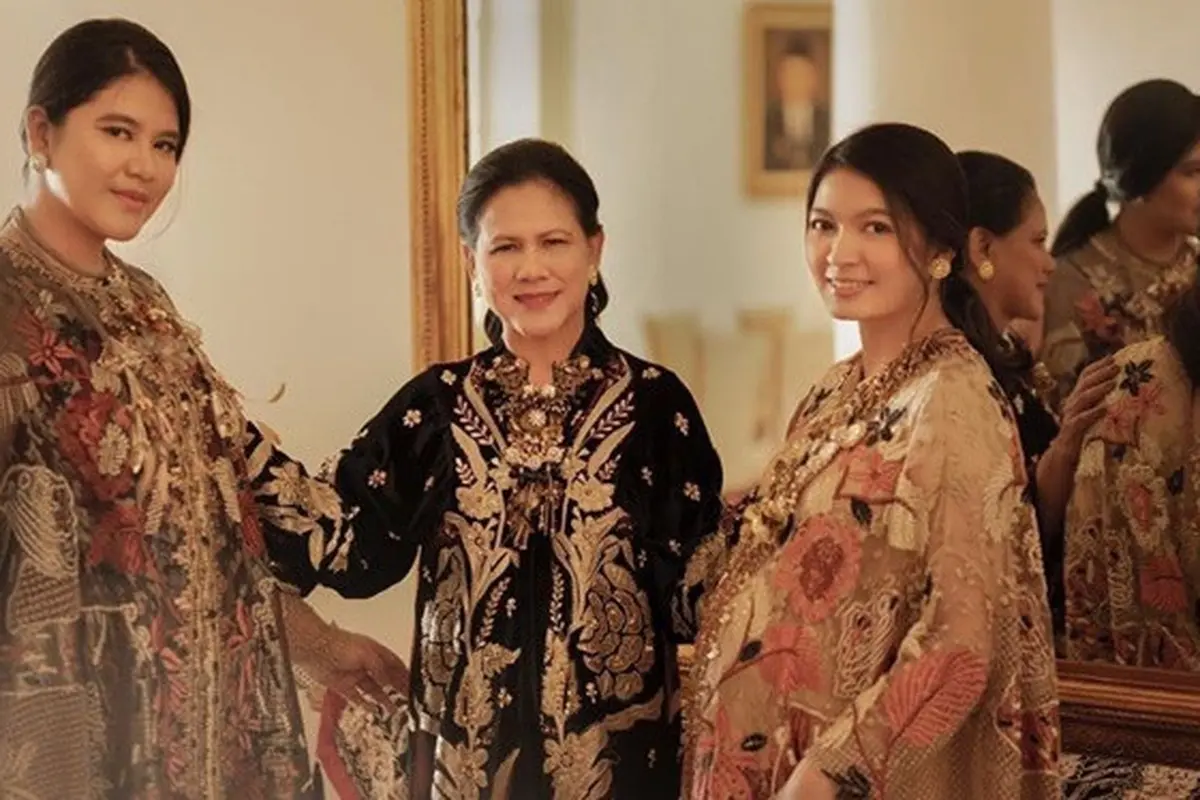 6 Gaya Pemotretan Iriana Jokowi, Kahiyang dan Selvi Ananda, Anggun dan Memesona
