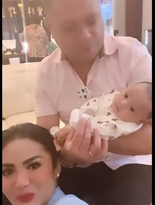Raul Lemos Gendong Baby Ameena (Instagram/krisdayantilemos)