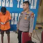 Dua tersangka kepemilikan ribuan pil ekstasi di kantor Polsek Tampan, Pekanbaru. (Liputan6.com/M Syukur)