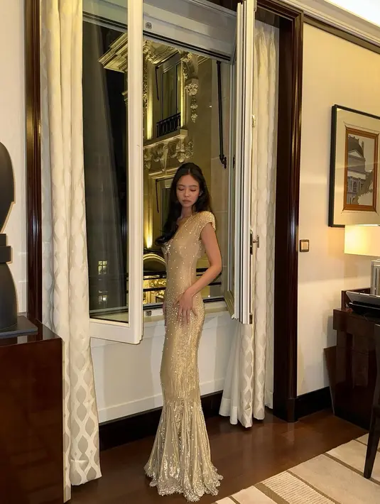 Sementara itu, Gabe Sin menata rambut gelap Jennie dengan gaya bouffant, dan riasan minimalisnya terdiri dari eyeshadow ringan dan lip gloss yang memberi kesan alami. [@jennierubyjane].