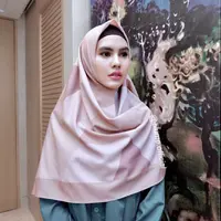 Karput yang memutuskan mengenakan pakaian muslim syar'i sejak awal tahun ini, mengaku tak selalu mengenakan cadar. Hanya mengenakan cadar dalam kondisi tertentu saja. (Instagram/kartikaputriworld)