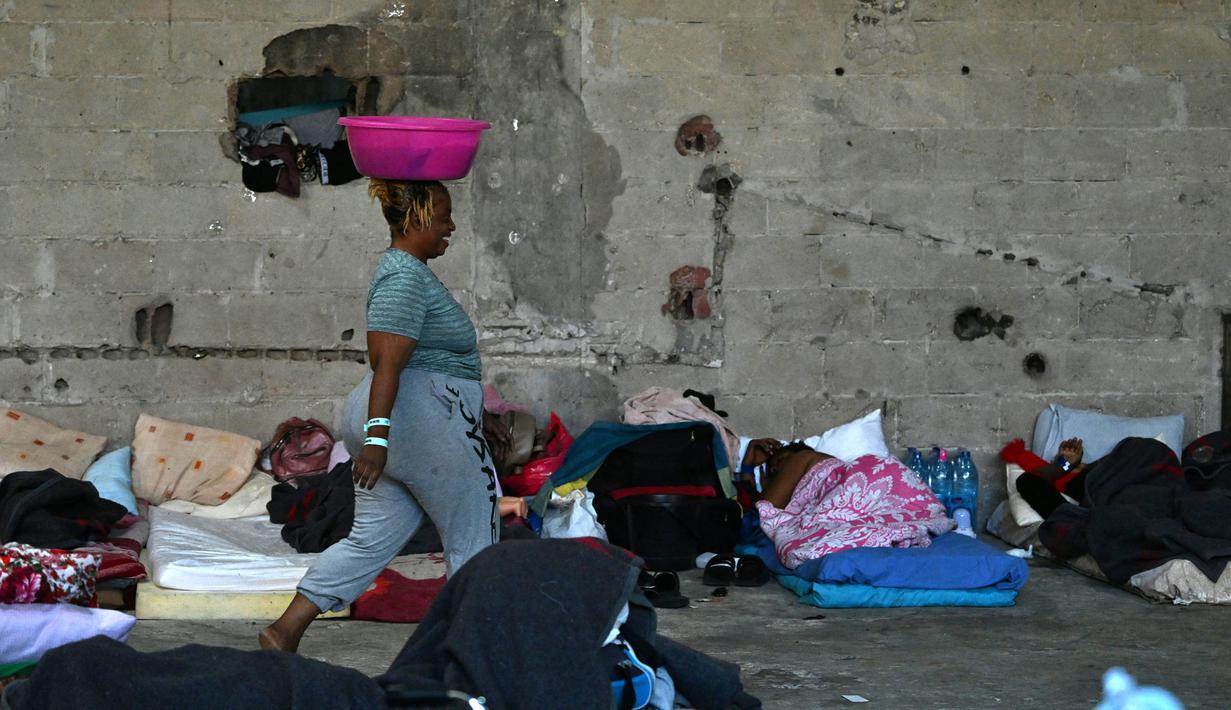 Sebelumnya, pada Jumat (4/10/2024), salah satu petinggi Perserikatan Bangsa-Bangsa (PBB) mengatakan bahwa sebagian besar tempat pengungsian yang disediakan di Lebanon sudah penuh. (Joseph EID/AFP)