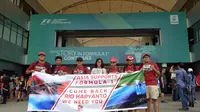 Sahabat Rio membawa spanduk berisi dukungan supaya Rio Haryanto kembali ke ajang F1 saat menonton GP Malaysia, di Sirkuit Sepang, Sabtu (30/9/2017). (Sahabat Rio)