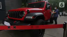 Barang bukti hasil Operasi Tangkap Tangan (OTT) terhadap Direktur Utama PT Inhutani V Dicky Yuana Rady terparkir di halaman gedung Merah Putih Komisi Pemberantasan Korupsi (KPK), Jakarta, Kamis (14/8/2025). (Liputan6.com/Helmi Fithriansyah)