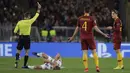 Pemain AS Roma, Nicolo' Zaniolo, medapatkan kartu kuning saat melawan Real Madrid pada laga Liga Champions di Stadion Olimpico, Roma, Selasa (27/11). AS Roma takluk 0-2 dari Real Madrid. (AP/Andrew Medichini)