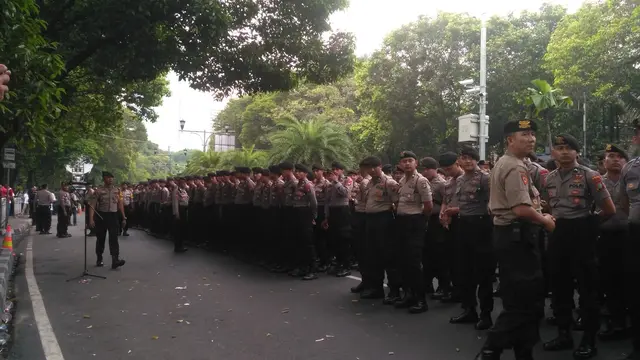 Ribuan polisi menggelar apel di depan Gedung KPU, Jumat (21/9/2018). (Merdeka.com/Ronald)