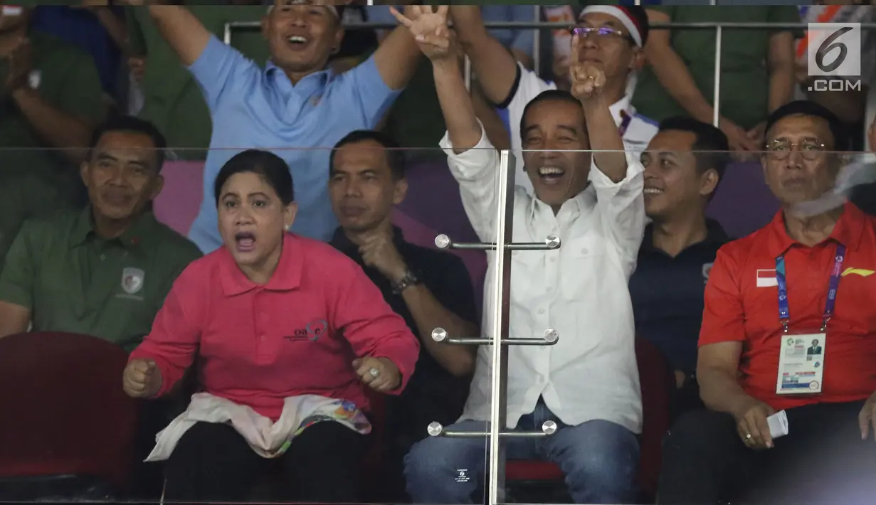 Ibu Negara, Iriana Joko Widodo (kiri depan) saat menyaksikan laga final bulutangkis beregu putra Asian Games 2018 antara Indonesia melawan China di Istora Kompleks GBK, Jakarta, Rabu (22/8). Indonesia kalah 1-3. (Liputan6.com/Helmi Fithriansyah)