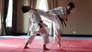 Aksi karateka Indonesia berlatih gerakan Bunkai sebagai persiapan bertanding pada ajang SEA Games 2017 di The Belezza, Permata Hijau, Jakarta, Senin (10/8/2017). Karate akan bertanding pada 22-24 Agustus 2017. (Bola.com/Nicklas Hanoatubun)