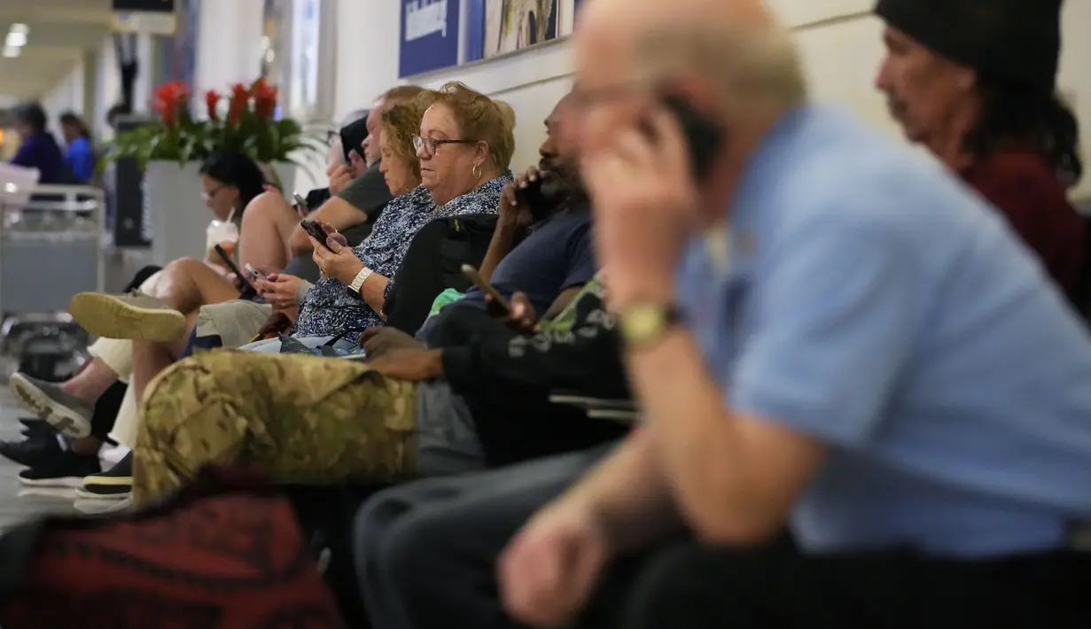 Video dari stasiun TV menunjukkan ratusan orang berlindung di ruang tunggu O'Hare. (AP Photo/Nam Y. Huh)