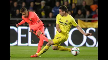 Duel panas terjadi di leg kedua semifinal Copa del Rey antara Villarreal melawan Barcelona di stadion Madrigal Villarreal , Spanyol, Rabu (4/3/2015). Barcelona Menang 3-1 atas Villarreal. (Reuters/Heino Kalis)