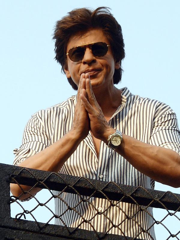 Aktor Bollywood, Shahrukh Khan memberi salam kepada para fans yang berkumpul dari balkon rumahnya di Mumbai, Kamis (2/11). Bagi warga India, datang ke kediaman SRK pada ulang tahunnya sudah menjadi tradisi penggemar. (Sujit Jaiswal/AFP Photo)