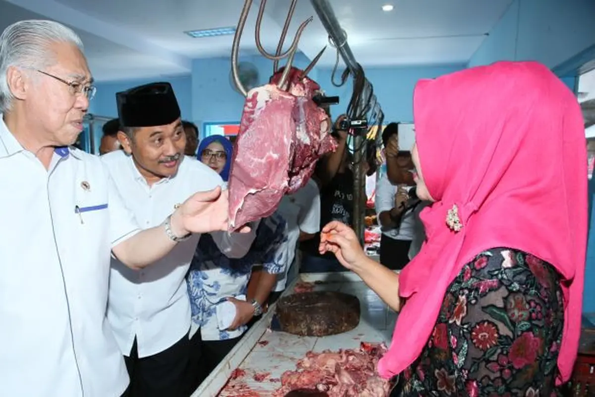 Mendag Enggartiasto Lukito melakukan inspeksi mendadak (sidak) harga bahan kebutuhan pokok di Pasar Blambangan Banyuwangi, Jawa Timur.