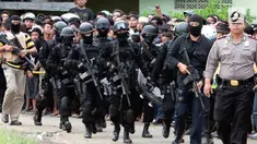 Tim Densus 88 Antiteror kembali menangkap terduga teroris di Serang, Banten. Terduga anggota ISIS itu dikenal sebagai penjual tape di pasar.