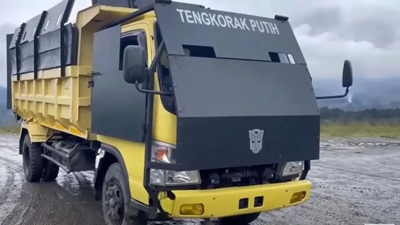 Truk Fuso dimodifikasi prajurit TNI untuk berlindung dari tembakan KKB di Papua (Youtube/@Prabu Indonesia)