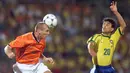 4. Jaap Stam - Mantan bek MU ini merupakan salah satu bek legendaris dunia yang ada dalam 20 tahun terakhir. Piala Dunia 1998 menjadi prestasi terbaiknya dengan mengantar Belanda masuk semifinal. (AFP/Patrick Hertzog)