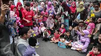 Gerakan Para Pendongeng untuk Kemanusiaan (GePPuK) menggelar aksi mendongeng saat Car Free Day di Bundaran HI, Jakarta, Minggu (5/6). Kampanye ini agar anak bisa menghindari kemungkinan kejahatan seksual terhadap diri mereka. (Liputan6.com/Faizal Fanani)