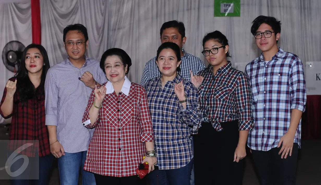 Ketua Umum PDI-P Megawati Soekarnoputri (ketiga kiri) bersama keluarga usai menggunakan hak pilihnya pada Pilkada DKI Jakarta putaran 2 di TPS 027 Kebagusan, Jakarta, Rabu (19/4). (Liputan6.com/Helmi Fithriansyah)