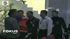 Istri Bupati Bengkulu Selatan dan keponakannya resmi ditahan KPK, menyusul sang suami yang sudah terlebih dahulu ditahan. Hendrati tampak menangis, sesaat setelah berpelukan dengan anaknya di lobi gedung KPK.
