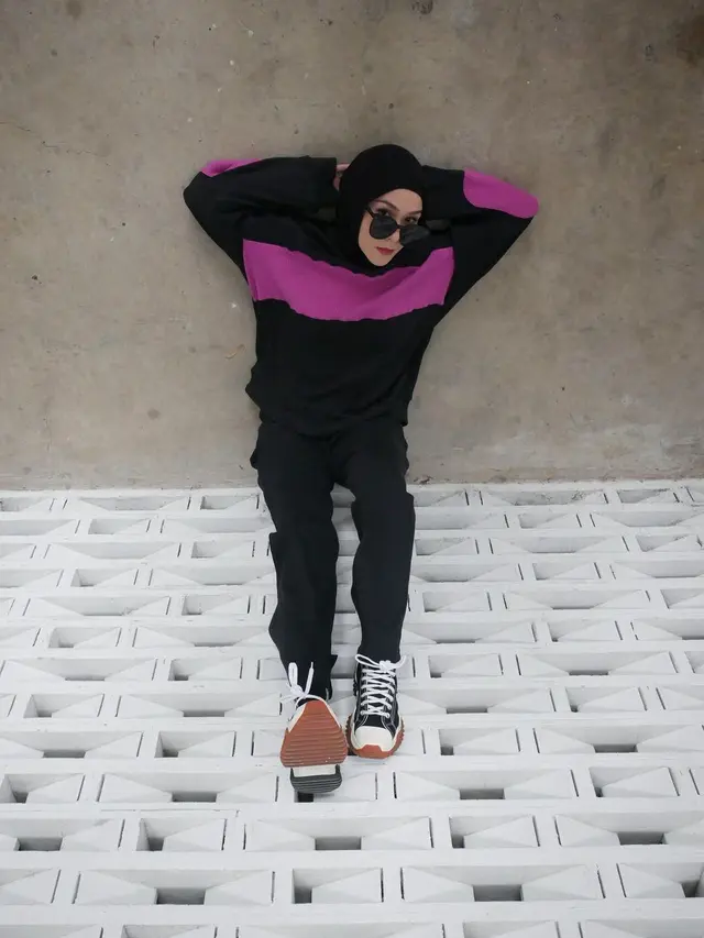8 Potret OOTD Hijab Casual dengan Sneakers ala Zaskia Adya Mecca hingga Shireen Sungkar