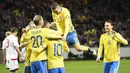 Para pemain Swedia merayakan gol yang dicetak Emil Forsberg ke gawang Belarusia pada laga kualifikasi Piala Dunia 2018 di Stadion Solna, Swedia, Sabtu (25/3/2017). Swedia menang 4-0 atas Belarusia. (AFP/Jonathan Nackstrand)